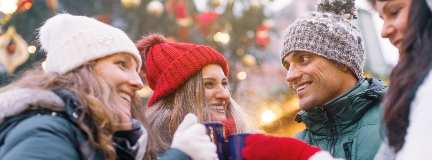 Vrienden op kerstmarkt