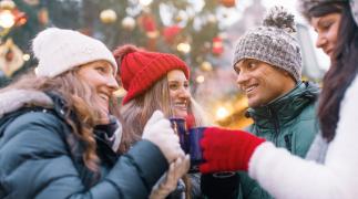 Vrienden op kerstmarkt